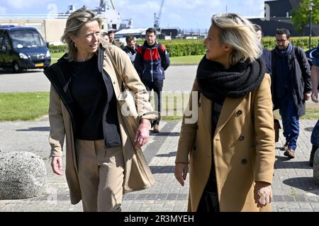 Den Helder, Paesi Bassi. 24th maggio, 2023. Il ministro della Difesa Ludivine Dedonder e il ministro della Difesa olandese Kajsa Ollongren si incontrano, nell'ambito della cooperazione bilaterale tra le due marine, a Den Helder, nei Paesi Bassi, mercoledì 24 maggio 2023. Il programma prevede una visita alla Leopold i, fregata della marina belga, che si trova a Den Helder per manutenzione. FOTO DI BELGA DIRK WAEM Credit: Agenzia Notizie di Belga/Alamy Live News Foto Stock