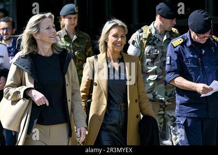 Den Helder, Paesi Bassi. 24th maggio, 2023. Il ministro della Difesa Ludivine Dedonder e il ministro della Difesa olandese Kajsa Ollongren hanno illustrato la situazione durante un incontro bilaterale tra le due marine del paese, a Den Helder, nei Paesi Bassi, mercoledì 24 maggio 2023. Il programma prevede una visita alla Leopold i, fregata della marina belga, che si trova a Den Helder per manutenzione. FOTO DI BELGA DIRK WAEM Credit: Agenzia Notizie di Belga/Alamy Live News Foto Stock