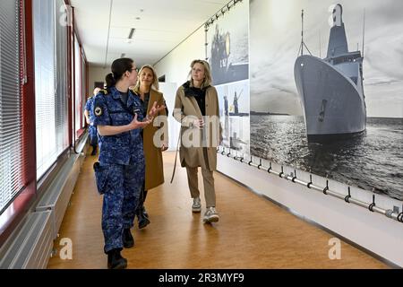 Den Helder, Paesi Bassi. 24th maggio, 2023. Il ministro della Difesa Ludivine Dedonder e il ministro della Difesa olandese Kajsa Ollongren hanno illustrato la situazione durante un incontro bilaterale tra le due marine del paese, a Den Helder, nei Paesi Bassi, mercoledì 24 maggio 2023. Il programma prevede una visita alla Leopold i, fregata della marina belga, che si trova a Den Helder per manutenzione. FOTO DI BELGA DIRK WAEM Credit: Agenzia Notizie di Belga/Alamy Live News Foto Stock