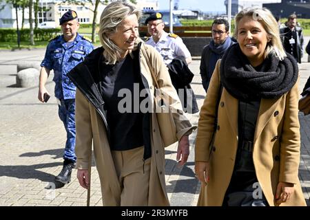 Den Helder, Paesi Bassi. 24th maggio, 2023. Il ministro della Difesa Ludivine Dedonder e il ministro della Difesa olandese Kajsa Ollongren si incontrano, nell'ambito della cooperazione bilaterale tra le due marine, a Den Helder, nei Paesi Bassi, mercoledì 24 maggio 2023. Il programma prevede una visita alla Leopold i, fregata della marina belga, che si trova a Den Helder per manutenzione. FOTO DI BELGA DIRK WAEM Credit: Agenzia Notizie di Belga/Alamy Live News Foto Stock