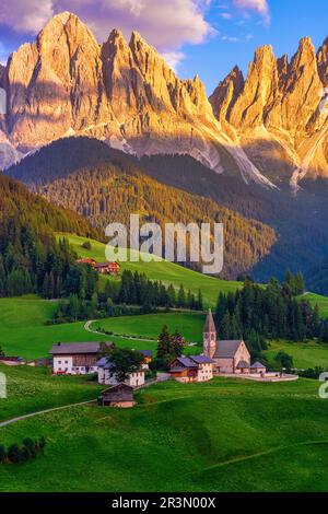 Villaggio Santa Maddalena in Italia, villaggio Santa Maddalena Dolomiti, Val di Funes Foto Stock