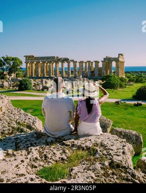 Una coppia visita i templi greci a Selinunte durante le vacanze Parco Archeologico di Selinunte Foto Stock