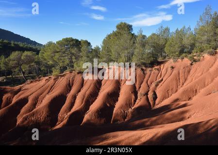 Erose formazioni di Ochre Clay nel Canyon des Terres Rouges a sud-est del Monte Sainte Victoire vicino Aix-en-Provence Provenza Foto Stock