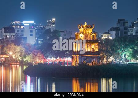 Il quartiere vecchio di Hanoi di notte. Torre delle tartarughe nel mezzo del lago Hoan Kiem, Vietnam. Foto Stock