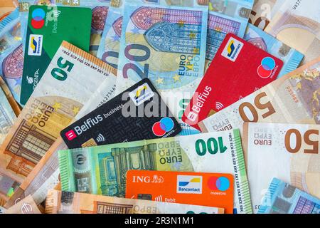 Scelta tra il denaro in contanti o carta credibile - carta maestro | Quel choix, la carte bancaire ou l'argent en cash - carte de debit Foto Stock