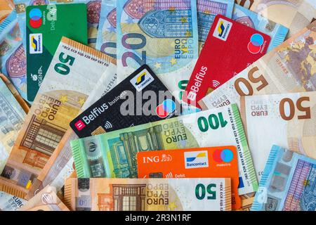 Scelta tra il denaro in contanti o carta credibile - carta maestro | Quel choix, la carte bancaire ou l'argent en cash - carte de debit Foto Stock
