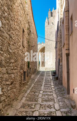 Vicoli stretti e vicoli nel villaggio di montagna di Erice in Sicilia Foto Stock