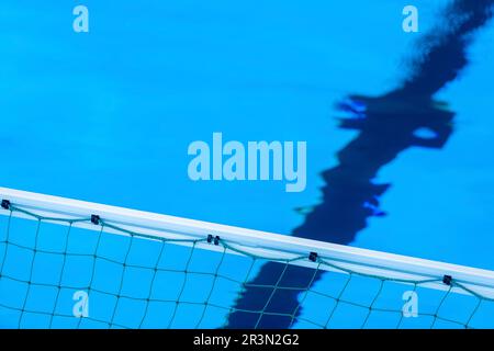 Porte a polo d'acqua sull'acqua della piscina. Poster con tema sportivo orizzontale, biglietti d'auguri, intestazioni, sito Web e app Foto Stock