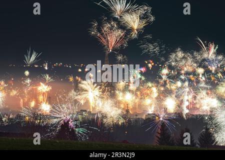 Nuovo anno silvester fuochi d'artificio a City Ulm Neu-Ulm nel 2022. Vista da Eselsberg al Minster Foto Stock