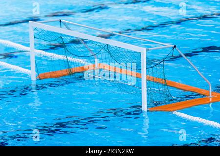 Porte a polo d'acqua sull'acqua della piscina. Poster con tema sportivo orizzontale, biglietti d'auguri, intestazioni, sito Web e app Foto Stock