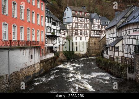 Città Monschau nella regione Parco nazionale Eifel con il fiume Rur e la città vecchia Foto Stock