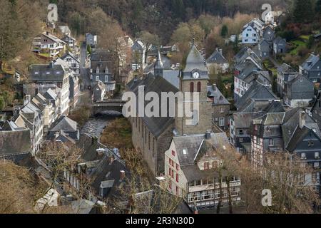 Città Monschau in Regione parco nazionale Eifel in inverno con il fiume e la chiesa Foto Stock