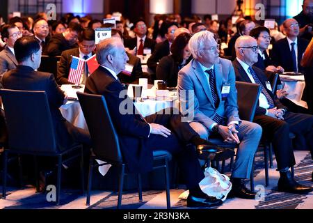 Los Angeles, Stati Uniti. 24th maggio, 2023. La gente partecipa al 2023 China-California Business Forum tenutosi nel centro di Los Angeles, California, Stati Uniti, 22 maggio 2023. Il 2023 China-California Business Forum si è tenuto nel centro di Los Angeles lunedì, attirando una folla di oltre 400 imprenditori, imprenditori e funzionari provenienti dalla Cina e dallo stato americano della California. PER ANDARE CON 'Roundup: 2023 Cina-California Business Forum riprende dopo pandemic pausa' credito: Xinhua / Alamy Live News Foto Stock