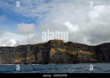 Gita in barca sulla Wild Atlantic Way sulle scogliere di Moher Foto Stock