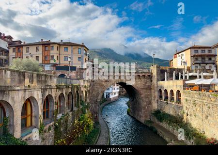 Scena urbana della città cantabrica di Potes, nel Parco Nazionale Picos de Europa Foto Stock