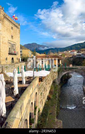 Scena urbana della città cantabrica di Potes, nel Parco Nazionale Picos de Europa Foto Stock