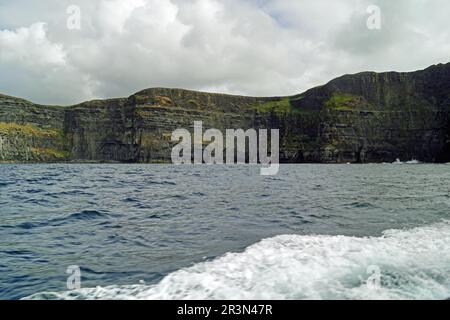 Gita in barca sulla Wild Atlantic Way sulle scogliere di Moher Foto Stock