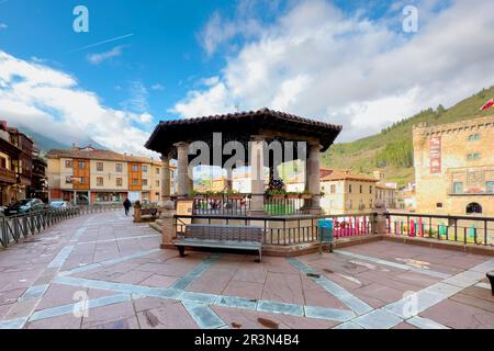 Scena urbana della città cantabrica di Potes, nel Parco Nazionale Picos de Europa Foto Stock