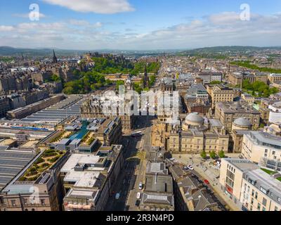 Vista aerea dal drone di Princes Street a Edimburgo, Scozia, Regno Unito Foto Stock