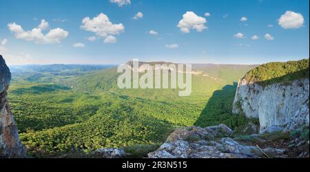 La molla Crimea montagna rocciosa con vista valle e Sokolinoje Village (Ucraina). Grande Canyon della Crimea dintorni. Foto Stock