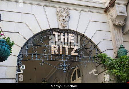 Il Ritz Hotel sulla Piccadilly di Londra. Mostra il cartello illuminato sopra la galleria sopra il marciapiede. Foto Stock