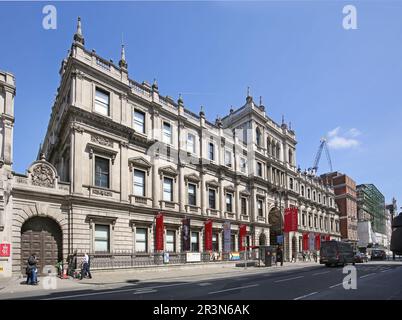 Burlington House, Piccadilly, Londra, Regno Unito. Sede della Royal Academy of Arts Altitudine della strada principale. Foto Stock