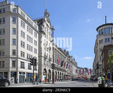 Piccadilly, Londra, Regno Unito. Vista est verso Piccadilly Circus dall'incrocio con Swallow Street (sinistra) Foto Stock