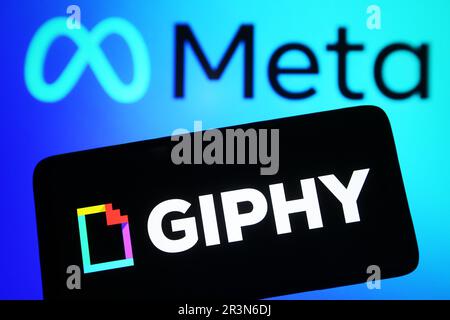 In questa illustrazione, il logo Gophy è visualizzato su uno smartphone e il logo Meta sullo schermo di un pc. Foto Stock