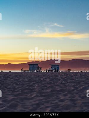 Venice Beach, California, Stati Uniti - Marzo 15 2022: Due torri del bagnino californiane al tramonto Foto Stock