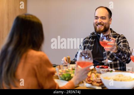 Foto esaltante di coppia che ha un brindisi. Foto di alta qualità. Foto Stock