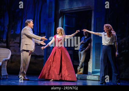 Front, l-r: Michael Ball (Sir George Dillingham), Anna Unwin (Jenny Dillingham), Laura Pitt-Pulford (Rose Vibert) in ASPETTI DELL'AMORE al Lyric Theatre, Londra W1 25/05/2023 musica e libro di Andrew Lloyd Webber testi: Don Black & Charles Hart design: John McFarlane illuminazione: Jon Clark coreografia: Denni Sayers Jonathan Kent regista: Foto Stock