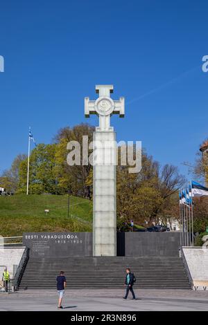 Croce della libertà e il Monumento alla guerra di indipendenza, Vabadussõja võidusammas, presso Piazza della libertà, Vabaduse väljak, a Tallinn, Estonia Foto Stock