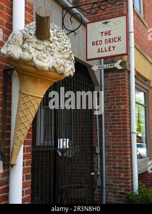Un gigantesco cono gelato all'esterno di un edificio indica ciò che viene offerto all'interno della popolare destinazione turistica dello storico Roscoe Village. Foto Stock