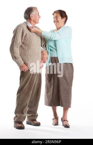 Anziani: Mantenere gli aspetti. Un momento di governare da una coppia anziana elegante. Ritratto a lunghezza intera, isolato su bianco. Da una serie. Foto Stock