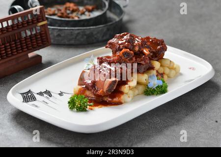 Costolette di maiale agrodolce e dolci con torta di riso Foto Stock