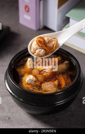 Zuppa di pollo hakka, cucina cinese cantonese alla doppia bollitura Foto Stock