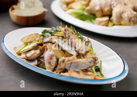 Vongolo fritto con zenzero e cipolline Foto Stock