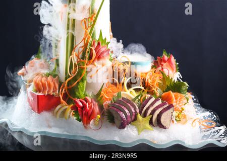 Sashimi freschi su ghiaccio。crostacei artici, salmone, foie gras con vino rosso freddo Foto Stock