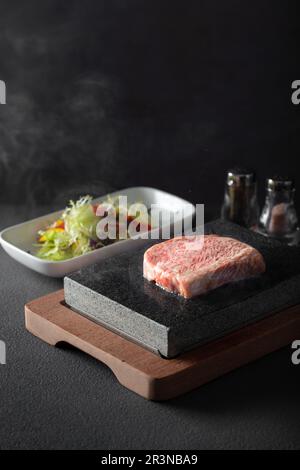 Miyazaki giapponese A5 Wagyu su una bistecca di，sirloin di pietra calda su una pietra molto calda. Foto Stock