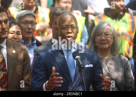 New York, Stati Uniti. 24th maggio, 2023. Il sindaco di New York Eric Adams ha parlato alla riapertura del parco sotto il Ponte di Brooklyn a Lower Manhattan. Credit: Matthew Russell Lee/Alamy Live News Foto Stock