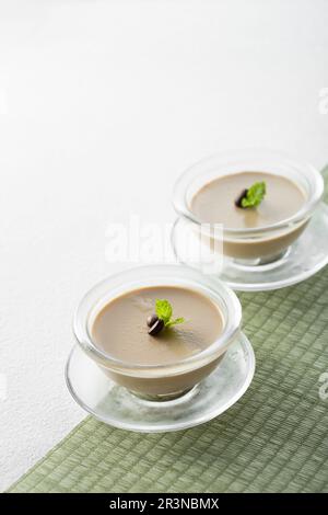 Budino di caffè turco con fagioli serviti in ciotole pronti per mangiare. Foto Stock