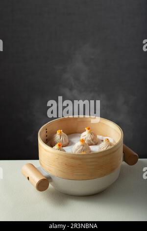 Granchio di capra xiao lungo bao，granchio al vapore e gnocchi di maiale in bambù a vapore, Tangbao (zuppa di panino) in vapore Foto Stock