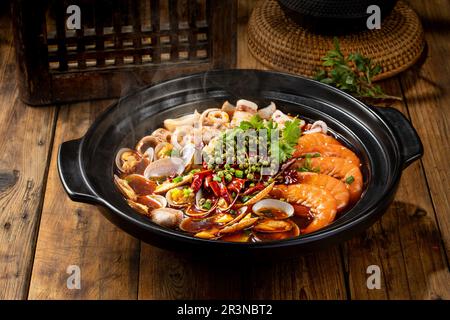 Pesce bollito con olio di peperoncino Foto Stock