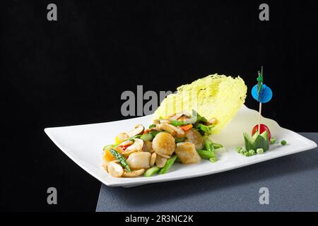 Mescolare le capesante fritte con i broccoli cinesi (Gai LAN) Foto Stock