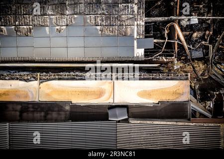 REUSEL - Pannelli solari sul tetto di scuderie accanto ad un pigsty bruciato che ha ucciso 3000 maiali. ANP ROB ENGELAAR olanda fuori - belgio fuori Foto Stock