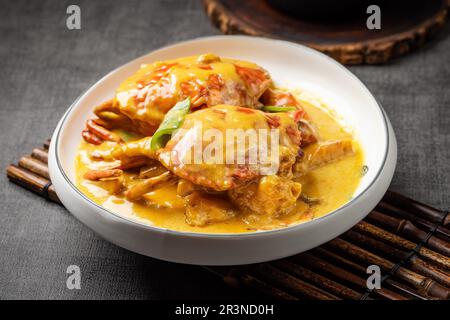 Granchio fritto in polvere di curry, curry giallo, cibo asiatico. Foto Stock