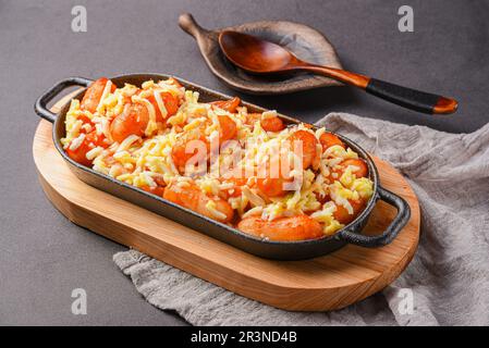 Bastone per torta di riso coreana con salsiccia in salsa piccante (Tteokbokki) - cucina coreana Foto Stock