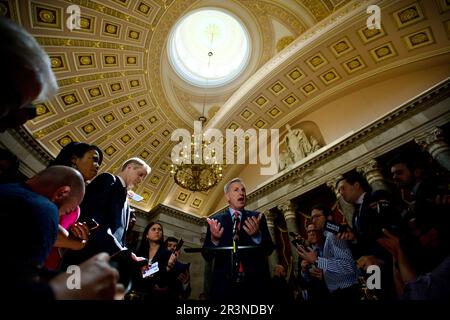 Washington, Stato di Vereinigte. 24th maggio, 2023. Il relatore della Camera dei rappresentanti degli Stati Uniti Kevin McCarthy (repubblicano della California) conduce una conferenza stampa nella Sala dello Statuto del Campidoglio degli Stati Uniti a Washington, DC mercoledì 24 maggio 2023. Credit: Rod Lammey/CNP/dpa/Alamy Live News Foto Stock