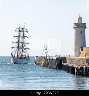 Buckie Harbour, Moray, Regno Unito. 24th maggio, 2023. Questo è il 1994 costruito Sailing Yacht Aphrodite dai Paesi Bassi arrivo e ormeggio a Buckie Harbour in un pomeriggio molto soleggiato. Credit: JASPERIMAGE/Alamy Live News Foto Stock