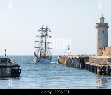 Buckie Harbour, Moray, Regno Unito. 24th maggio, 2023. Questo è il 1994 costruito Sailing Yacht Aphrodite dai Paesi Bassi arrivo e ormeggio a Buckie Harbour in un pomeriggio molto soleggiato. Credit: JASPERIMAGE/Alamy Live News Foto Stock